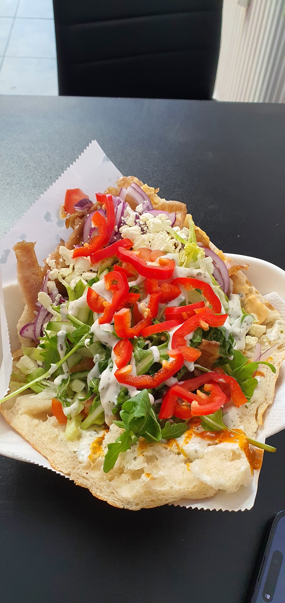 Drehspieß-Tasche mit Weißkäse, Paprika und frischem Salat