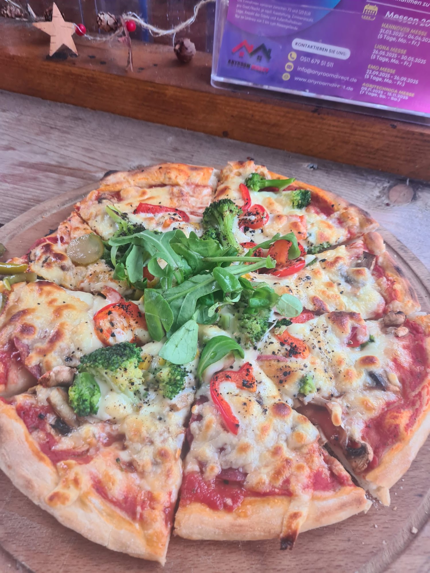 Frisch gebackene Pizza mit Gemüse, Käse und Rucola