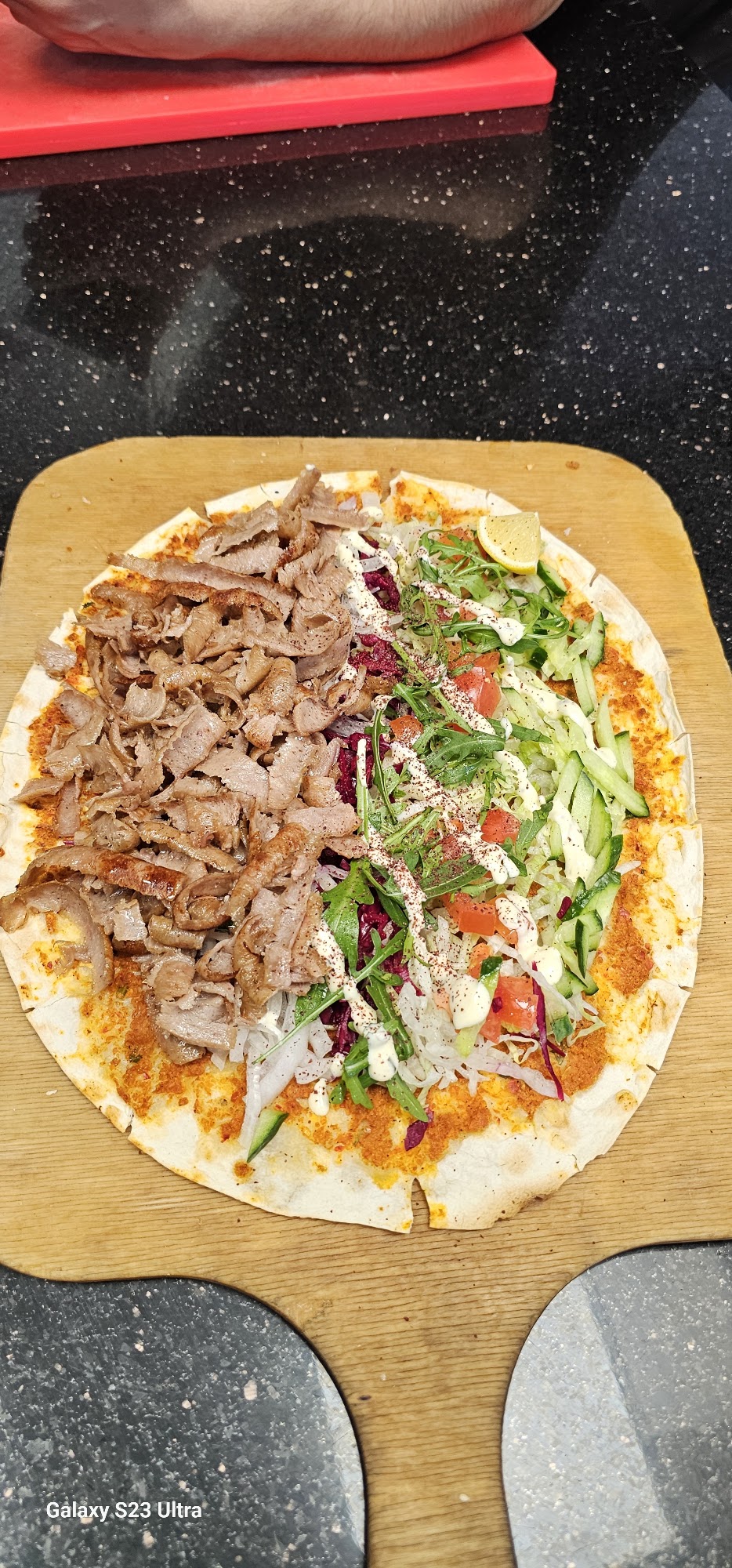 Offene Drehspieß-Rolle mit Fleisch, Salat und Sauce