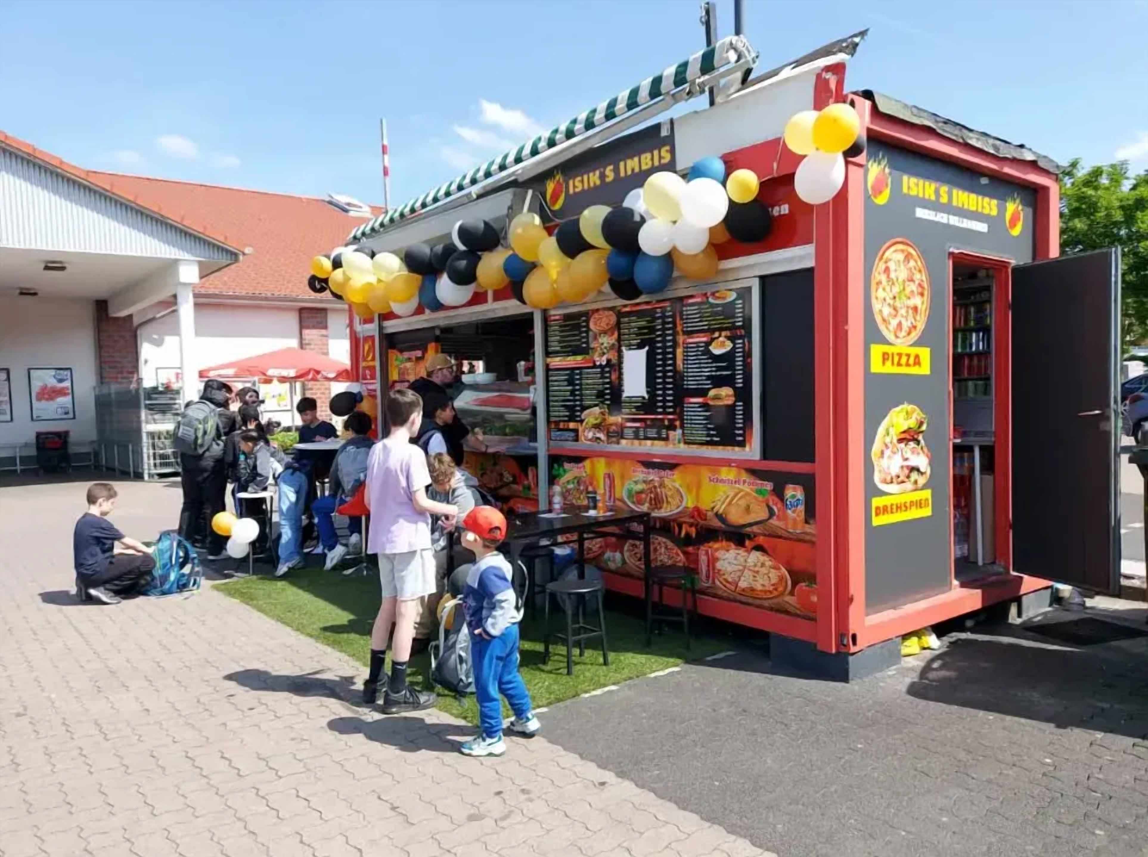 Viele Kinder und Gäste vor Isik's Imbiss in Laatzen